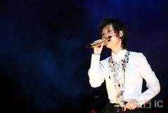 组图：李宇春舞动羊城广州个唱以裙装赤脚亮相