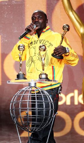 组图:世界音乐奖颁奖举行 Akon开心捧得三奖