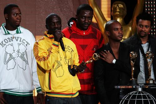 组图:世界音乐奖颁奖举行 Akon开心捧得三奖