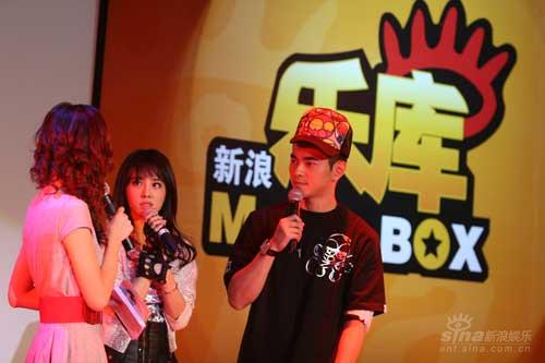 图文：蔡依林完美出袭新浪歌会-大家比手划脚