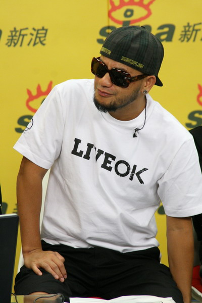 图文:张震岳热狗做客聊个唱-张震岳墨镜LOOK