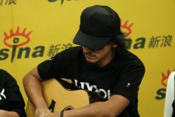 张震岳与热狗做客聊个唱自信音乐感染力强(图)