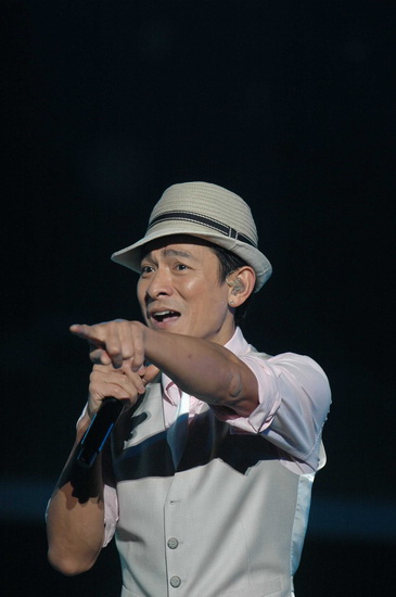 图文：刘德华全国巡演成都收尾--深情演唱