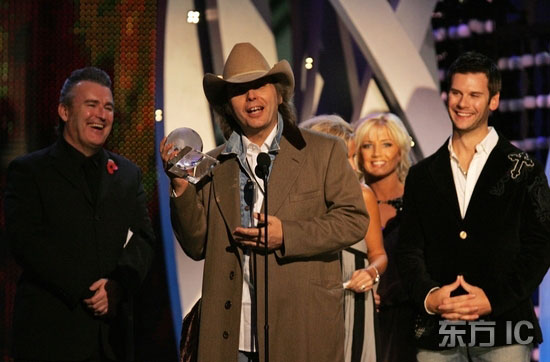 图文:美国乡村音乐颁奖礼-Dwight-Yoakam