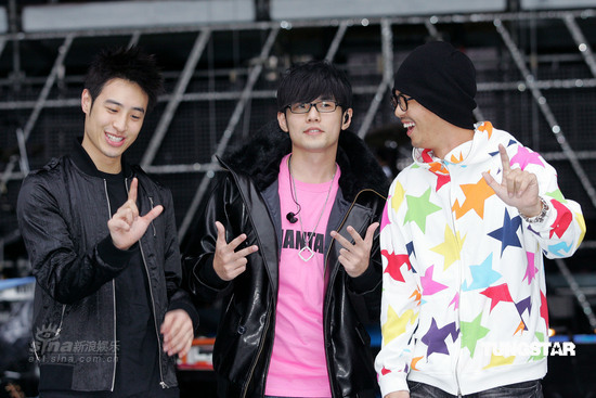 组图:周杰伦潘玮柏柯有伦彩排