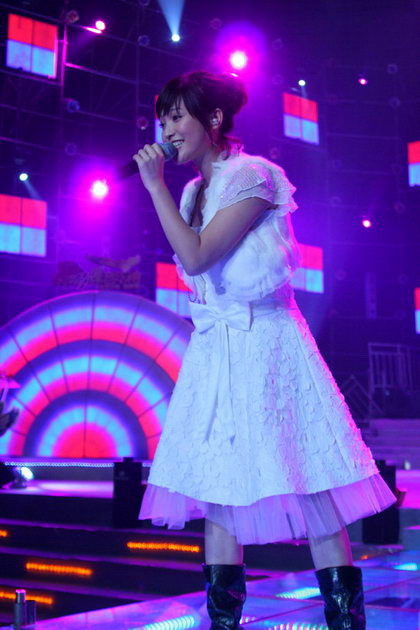 图文:<em>劲爆</em>颁奖礼-内地最佳<em>女歌手</em>金莎献歌_影