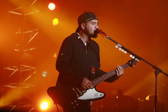 图文:张震岳北京演唱会爆棚--演唱摇滚歌曲