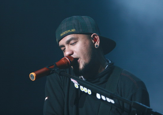 图文:张震岳北京演唱会爆棚--温柔唱情歌