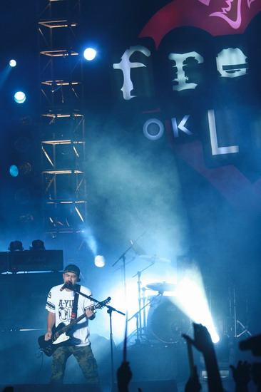 图文:张震岳北京演唱会爆棚--与Free9乐队_影