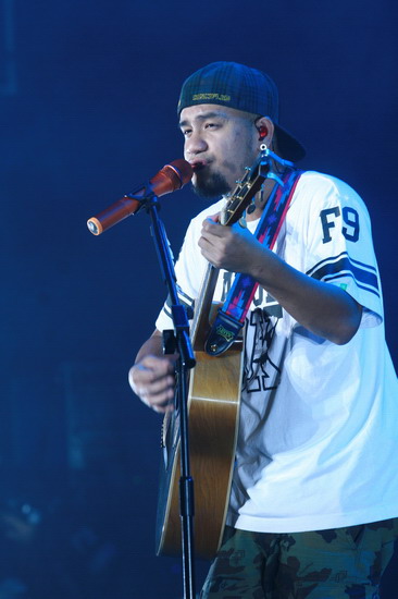 图文:张震岳北京演唱会爆棚--演唱《小宇》