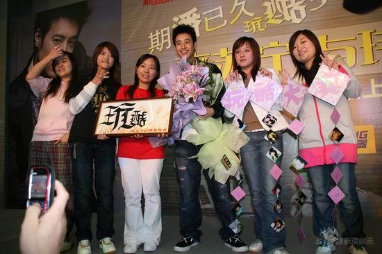 潘玮柏上海签售新专辑 称欣赏年纪大女生【图】