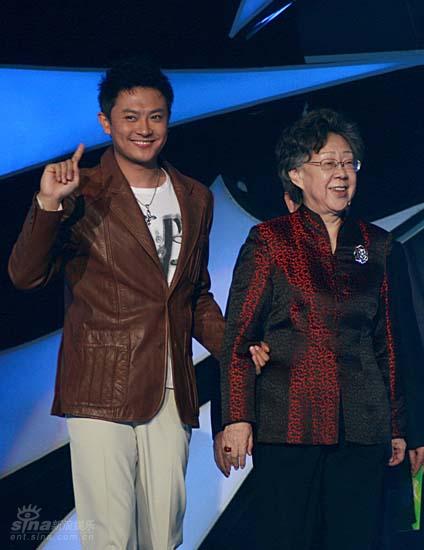 图文：大学生音乐节颁奖礼--印小天上台
