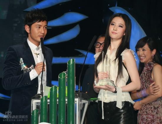 图文:大学生音乐节颁奖礼--黄晓明刘亦菲同台
