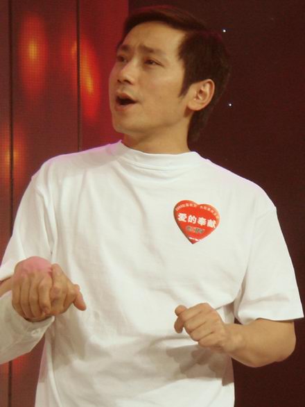饶天亮义演央视赈灾晚会 为孤儿呼唤爱(组图)