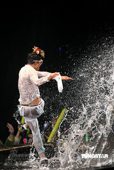 新浪娱乐讯 2008年12月14日,香港天王郭富城在台北的第二场演唱会