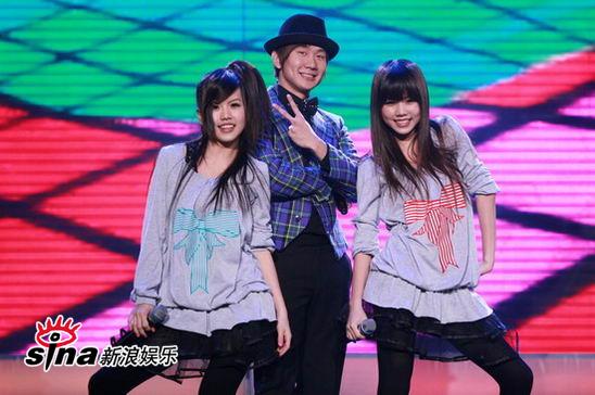 图文:中歌榜典礼现场-林俊杰与by2摆pose