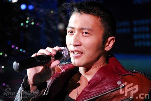 谢霆锋短发形象献歌