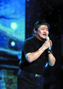 刘欢因病拄拐 经纪人:他的身体无大碍(组图)