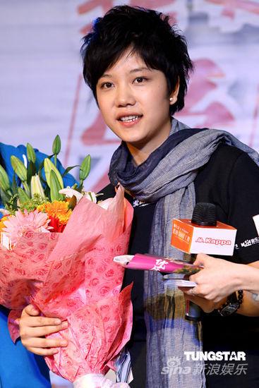 组图:李霄云与何洁上演新老超女人气pk