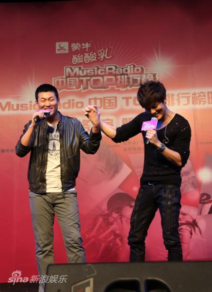 图文:top榜网络演唱会-吴克群和粉丝牵手唱