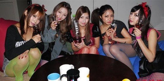 日本女团被骗喝韩粪酒赞好喝