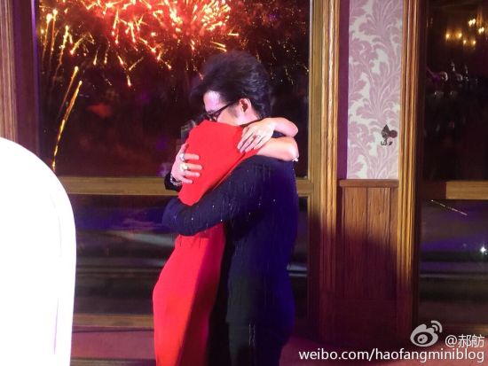 汪峰和章子怡在求婚宴上深情相拥