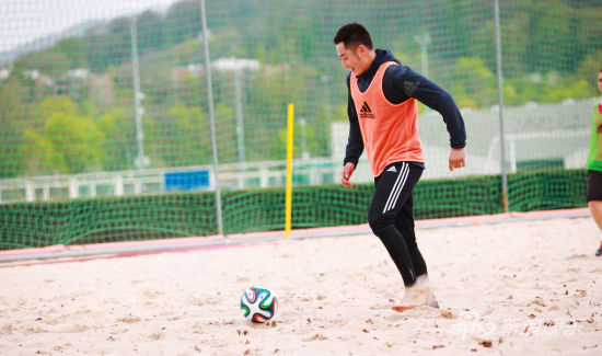 李东学球场英姿