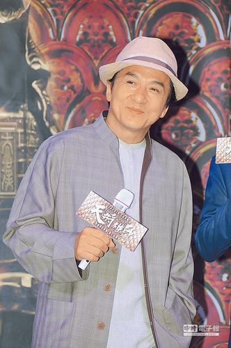 曝成龙不受房祖名影响 将上春晚表演武术|成龙