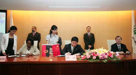 安哥拉共和国和上海世博会事务协调局正式签署了中国2010年上海世博会参展合同。 安哥拉共和国和上海世博会事务协调局正式签署了中国2010年上海世博会参展合同。