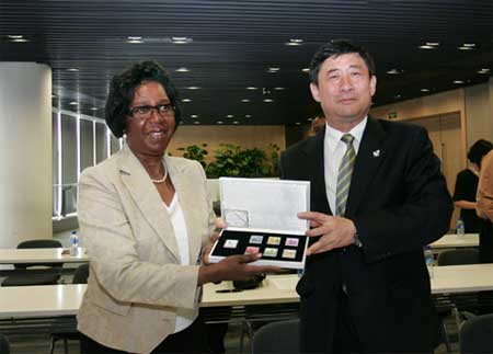 上海市政府副秘书长、上海世博局局长洪浩向安哥拉展区总代表阿尔比娜•阿弗里卡诺赠送了世博纪念品。 上海市政府副秘书长、上海世博局局长洪浩向安哥拉展区总代表阿尔比娜•阿弗里卡诺赠送了世博纪念品。