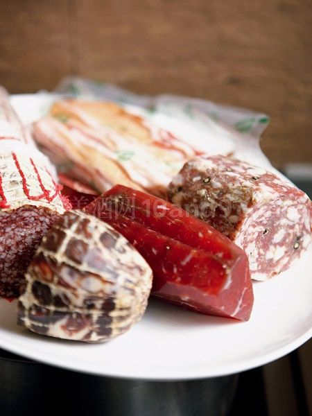 琳琅满目的腌肉大军 琳琅满目的腌肉大军