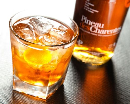 法国夏朗德省(Charentes)著名的夏朗特皮诺甜酒(Pineau-des-charentes) 法国夏朗德省(Charentes)著名的夏朗特皮诺甜酒(Pineau-des-charentes)