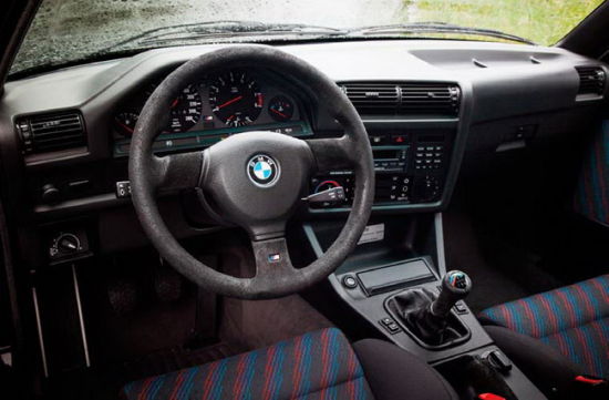 宝马 E30 M3 Sport Evolution 的驾驶舱。 宝马 E30 M3 Sport Evolution 的驾驶舱。