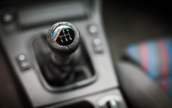 宝马 E30 M3 的换挡杆。 宝马 E30 M3 的换挡杆。
