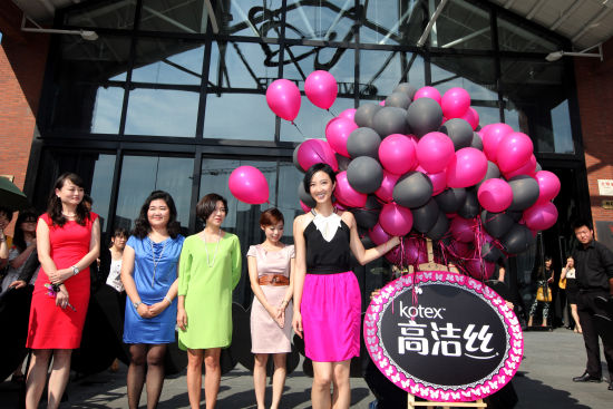 高洁丝品牌代言人桂纶镁放飞心愿气球,呼吁广大女性改变,做不妥协的自己
