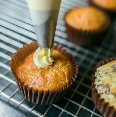 每天新鲜烘焙的 cupcake 配上自家制糖霜,色香味俱全。 每天新鲜烘焙的 cupcake 配上自家制糖霜,色香味俱全。