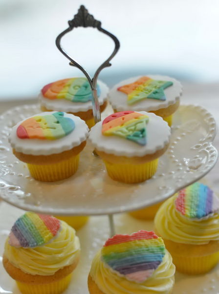 彩虹 cupcake 塔是生日聚会的宠儿。 彩虹 cupcake 塔是生日聚会的宠儿。
