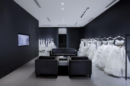 Vera Wang上海婚纱旗舰店一层婚纱展示区