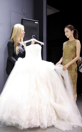 Vera Wang全球婚纱高级副总裁Erica Arkin向著名女星佟丽娅介绍2013年秋冬新款婚纱