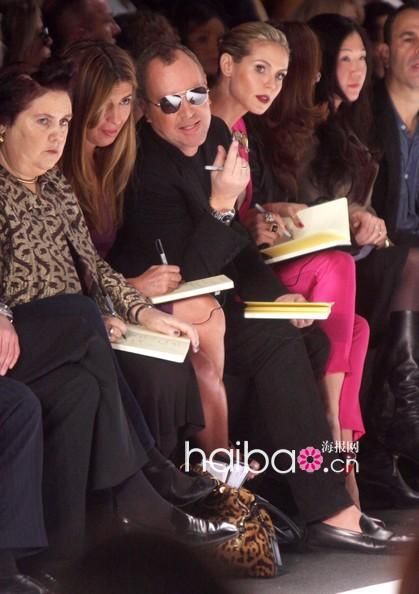 作为《Project Runway》第6季评委,一脸严肃的Suzy Menkes 作为《Project Runway》第6季评委,一脸严肃的Suzy Menkes