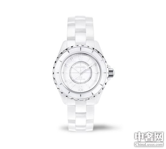 J12 White 10周年限量款Phantom腕表,分成33mm、38mm两种尺寸,各限量2,000枚。