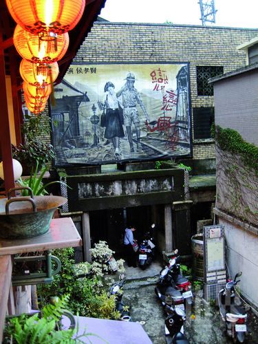 如今荒废的升平戏院,隐约可见当年的繁华 如今荒废的升平戏院,隐约可见当年的繁华