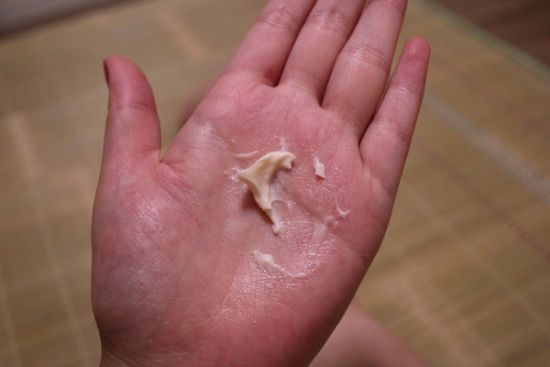 取适量美体霜在手心预热 取适量美体霜在手心预热