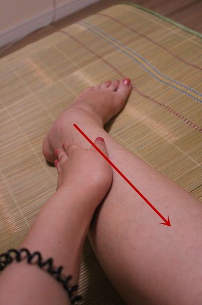 从脚踝开始向上按摩,一直到大腿根部 从脚踝开始向上按摩,一直到大腿根部