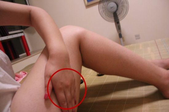 按摩的手法就是在臀部及大腿部位,画圈式的按摩 按摩的手法就是在臀部及大腿部位,画圈式的按摩