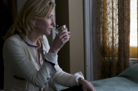 Cate Blanchett身着定制CHANEL 象牙白色斜纹软呢外套 Cate Blanchett身着定制CHANEL 象牙白色斜纹软呢外套