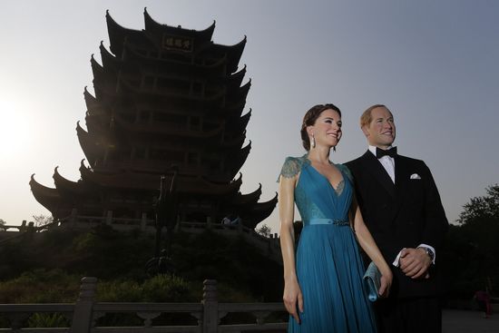 七夕当天,英国皇室夫妇出现在武汉地标性景点黄鹤楼,原来是武汉杜莎夫人蜡像馆为市民准备的情人节惊喜