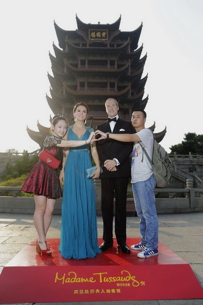 情侣与皇室夫妇蜡像合照