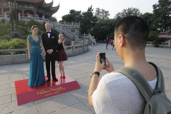 武汉杜莎夫人蜡像馆携皇室夫妇七夕甜蜜现身武汉黄鹤楼