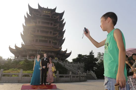 栩栩如生的皇室夫妇蜡像似真人,引得游人驻足拍摄